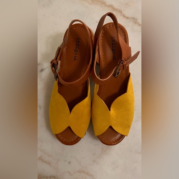 Indigo Rd. Women’s Size 6.5 Yellow Wood  Platform Ankle Strap Sandal Open Toe - Picture 3 of 5